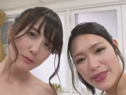 泡風呂で男に奉仕する濡れた女性2人