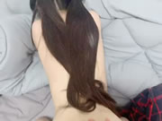 ベッドでセックスをする中国人カップル