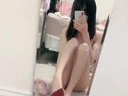ハイヒールを使用してアジアの女の子の自撮り写真彼女の猫