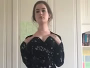 無邪気な女の子が部屋で服を脱ぐ