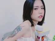 台湾の少女の足踏み