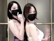 美しい仮面をつけた二人の少女が踊る